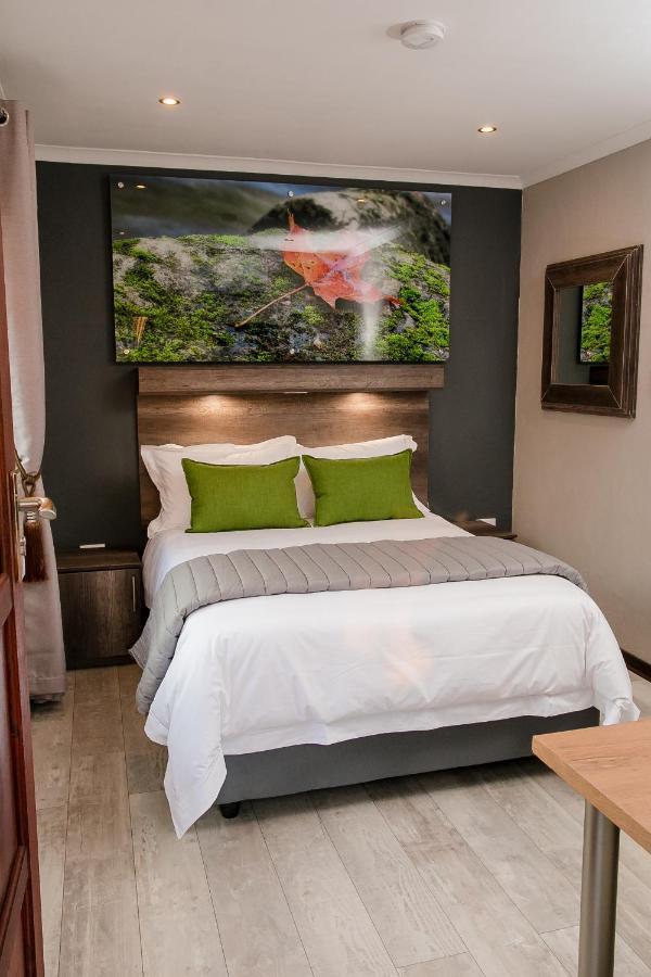 Vinique Guesthouse Mbombela ภายนอก รูปภาพ