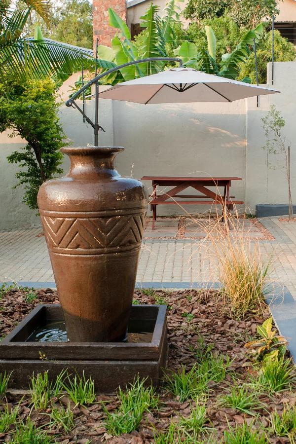 Vinique Guesthouse Mbombela ภายนอก รูปภาพ